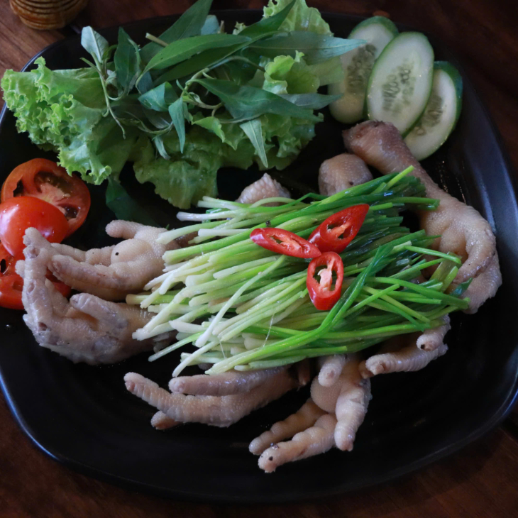 CHÂN GÀ HẤP HÀNH